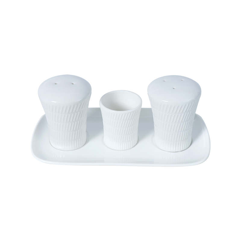 Conjunto de pires de sal e pimenta em porcelana branca