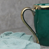 Caneca verde de cerâmica para presente de Natal com borda dourada