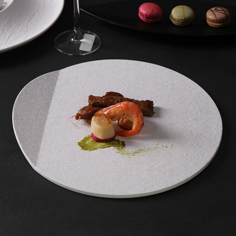Placa de jantar cerâmica dada forma redonda irregular da porcelana Matt Plate para o restaurante