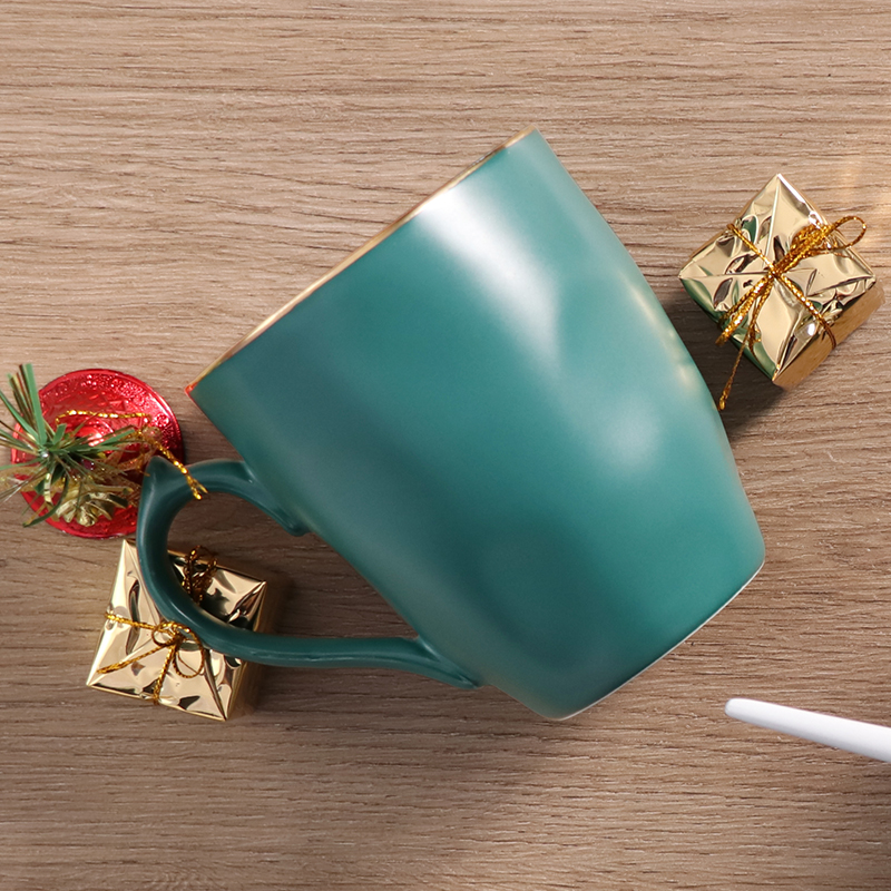 Canecas com borda dourada de porcelana, copos de cerâmica verde natal