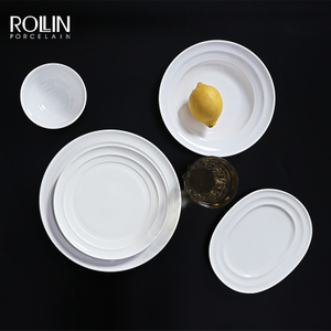 As placas de jantar brancas modernas da porcelana ajustaram pratos cerâmicos para restaurantes