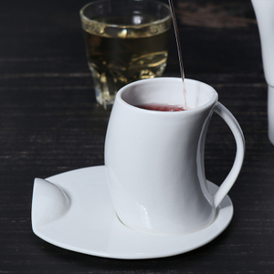 O pires cerâmico da xícara de café do projeto da senhora cintura personalizou o grupo branco da xícara de café da porcelana