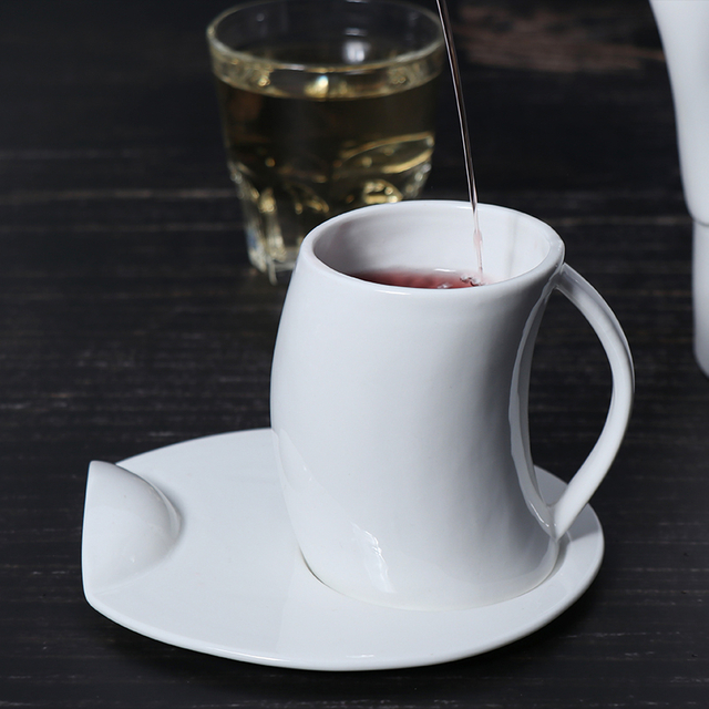 O pires cerâmico da xícara de café do projeto da senhora cintura personalizou o grupo branco da xícara de café da porcelana