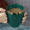 Caneca verde de cerâmica para presente de Natal com borda dourada