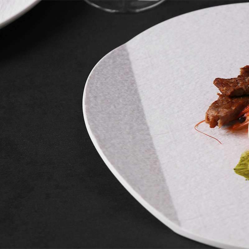 Placa de jantar cerâmica dada forma redonda irregular da porcelana Matt Plate para o restaurante