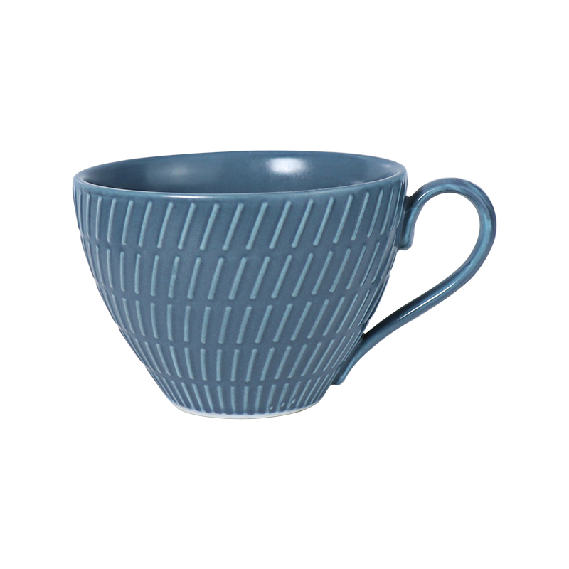 Xícaras e pratos de café em porcelana azul royal fosca