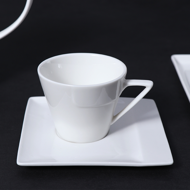 Conjunto de xícara de café de porcelana branca com pires de cerâmica de 5 onças