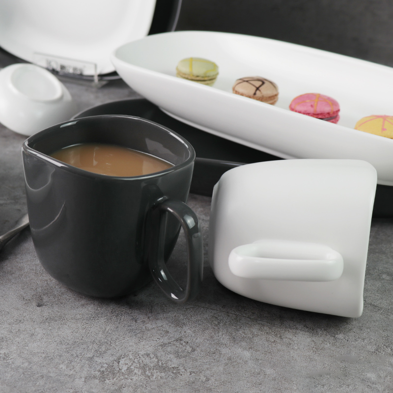 Canecas de cerâmica preta e branca sob copos de porcelana esmaltada