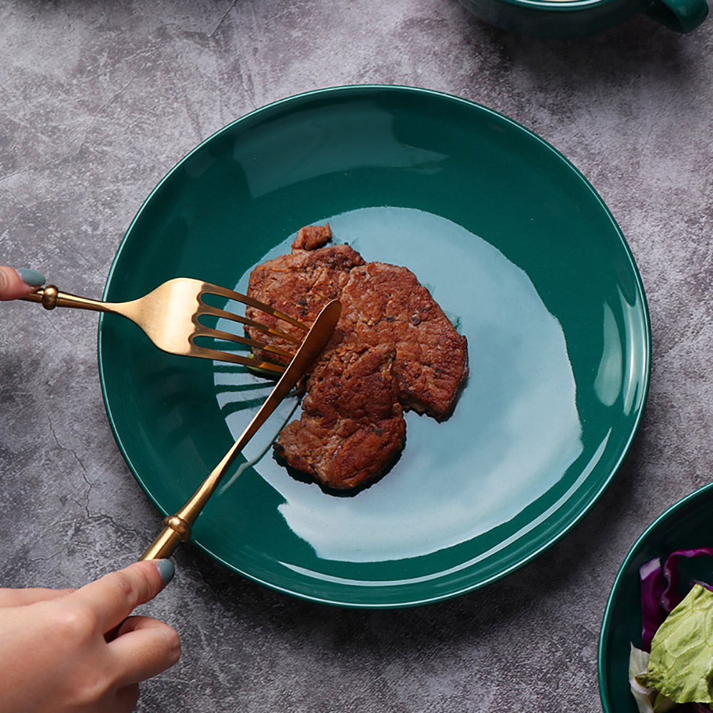 Conjunto de louça de primavera em cores verdes para jantar ao ar livre