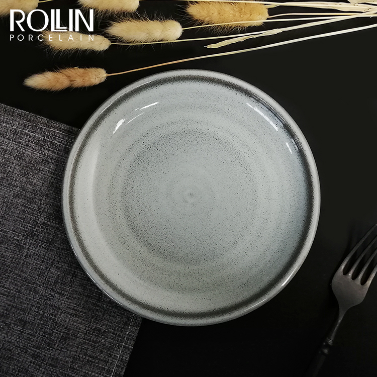 Pratos de grés cinza sob prato de porcelana esmaltada