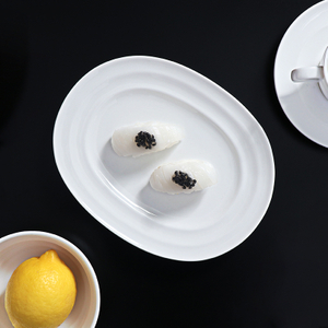 Grandes pratos ovais de porcelana apoiam restaurantes na Bulgária
