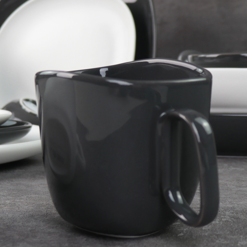 Canecas de cerâmica preta e branca sob copos de porcelana esmaltada