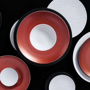 Pratos de restaurante preto e vermelho de louça de marca famosa