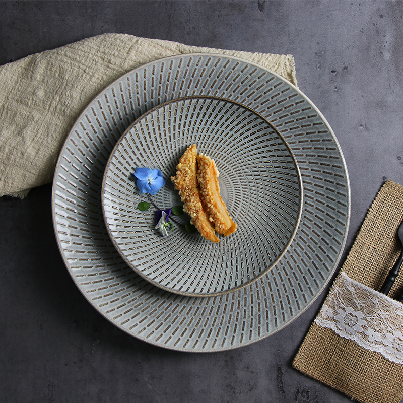 Um conjunto de lindos talheres vintage cinza-forno