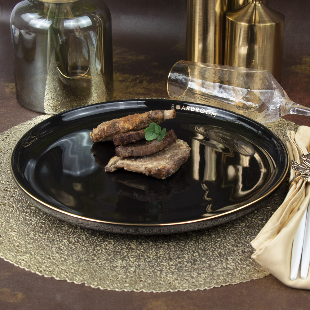 Prato de restaurante em cerâmica preta com borda dourada 