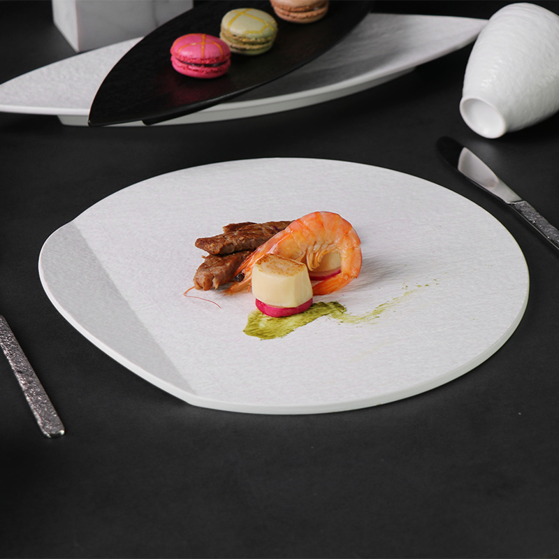 Placa de jantar cerâmica dada forma redonda irregular da porcelana Matt Plate para o restaurante