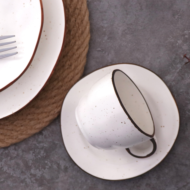 Caneca de cerâmica feita à mão salpicada de estilo europeu