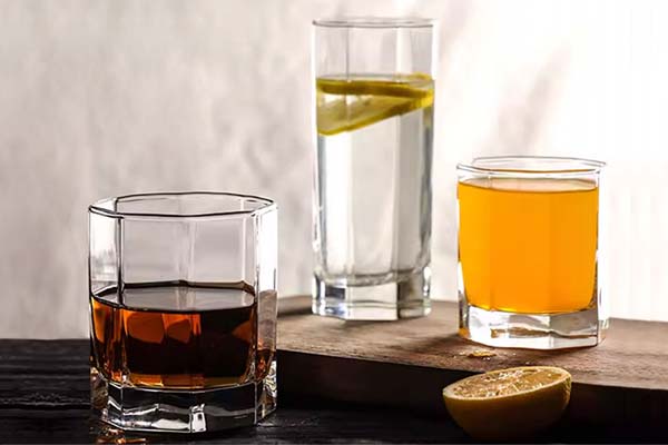 Copos de água para o serviço de mesa do dia a dia