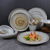 Utensílios de mesa de restaurante sob grés vitrificado, pratos de porcelana e louças, pratos redondos de jantar