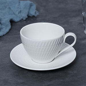 Copo e pratos de porcelana branca de 5 a 6 onças