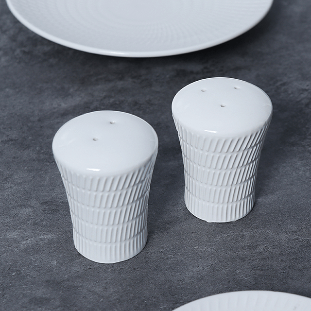 Saleiro e pimenteiro de porcelana branca com design exclusivo