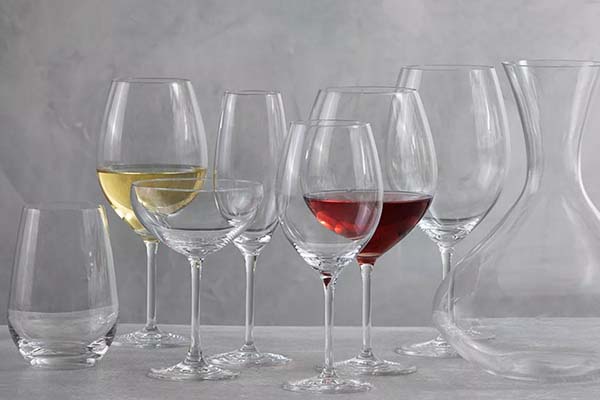 Taças de vinho tinto para jantar e experiência dos hóspedes