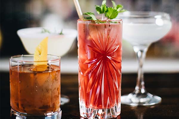 Copos de suco para café da manhã e serviço de bebidas