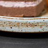Utensílios de mesa de restaurante sob grés vitrificado, pratos de porcelana e louças, pratos redondos de jantar