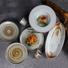 A porcelana clássica moderna do hotel do restaurante prepara a louça dos grupos da placa