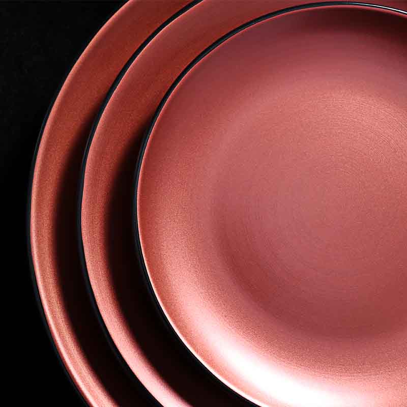 Pratos de restaurante preto e vermelho de louça de marca famosa
