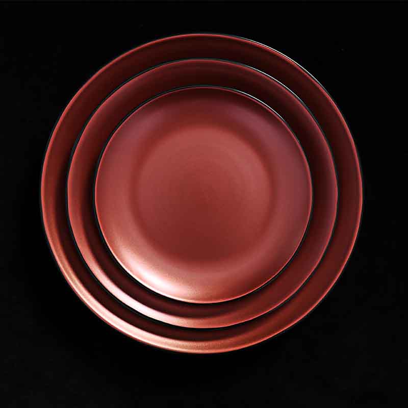 Pratos de restaurante preto e vermelho de louça de marca famosa