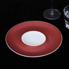 Pratos de restaurante preto e vermelho de louça de marca famosa
