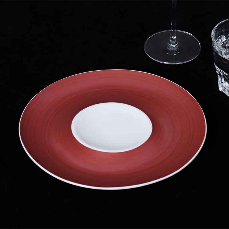 Pratos de restaurante preto e vermelho de louça de marca famosa