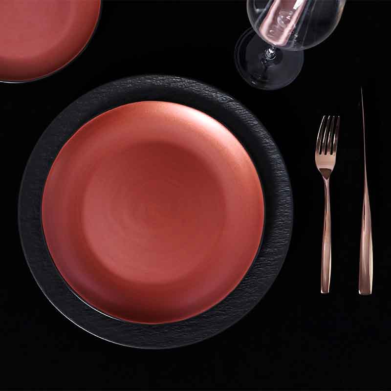 Pratos de restaurante preto e vermelho de louça de marca famosa